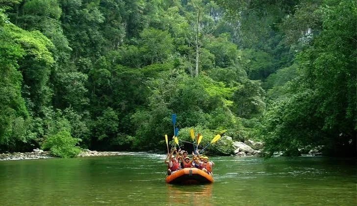 Visita a Río Claro con rafting (compartido)